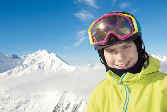 Junger Skifahrer vor Bergpanorama