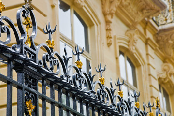 Zaun und noble Fassade in Paris