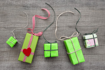 Liebevoll verpackte Geschenke in Grün mit Herz zum Geburtstag