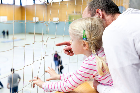 Papa und Tochter in der Turnhalle
