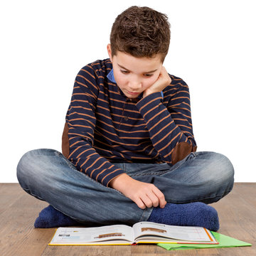 Junge / Schüler liest konzentriert ein Buch