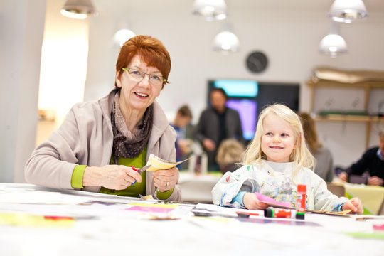 Oma und Enkelkind malen