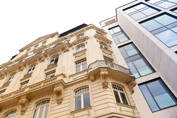 Altbau und modernes Haus in Frankfurt