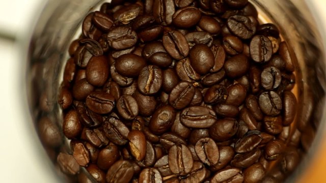 Kaffeeebohnen mahlen