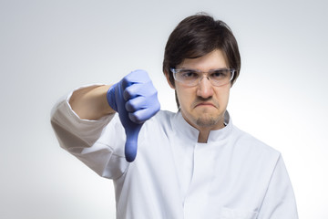 Zorniger Wissenschaftler hält Daumen nach unten