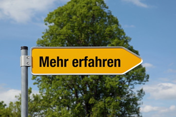 Fototapeta premium Gelber Pfeil mit Baum MEHR ERFAHREN