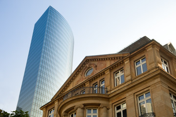 Altbau und modernes Hochhaus in Frankfurt