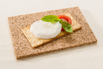 Tartina con mozzarella e pomodoro - Crackers with mozzarella