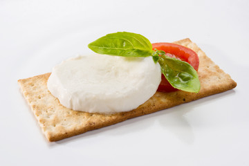 Tartina con mozzarella, basilico e pomodoro