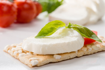 Caprese su crackers - Caprese on crackers, selective focus