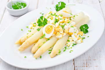 Weißer Spargel mit Wachteleier