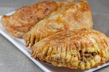 Piroggen mit Hackfleisch gefüllt auf weißem Teller