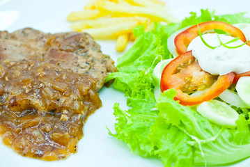 fries Steak with fresh vegetables