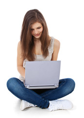 Naklejka premium Attraktives Mädchen mit Laptop