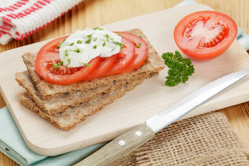 Knäckebrot mit Tomaten und Quark