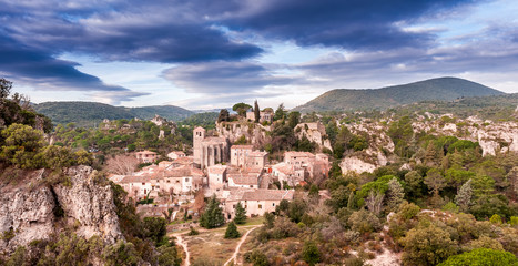 Fototapeta na wymiar Magnifique village médiéval de Mourèze dans l'Hérault en Languedoc, Occitanie en France