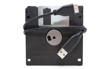 Kabel USB owinięty na starej dyskietce - obrazy, fototapety, plakaty