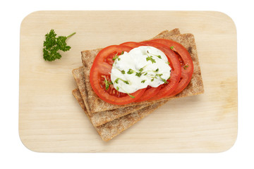 Knäckebrot mit Tomaten und Quark