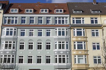 Fassade eines Mehrfamilienhauses in Kiel, Deutschland
