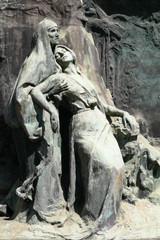 Fototapeta na wymiar Grabfiguren - Cimitero Monument, Mailand