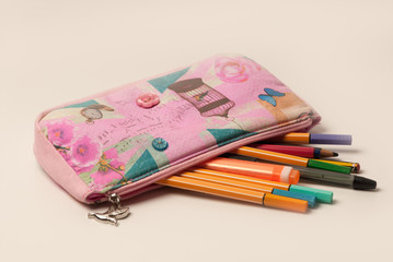Estuche con pinturas.