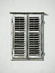 alte Fensterläden geschlossen 34 schwarz-weiß