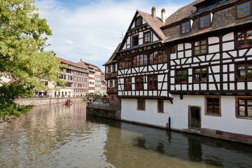 Fototapeta na wymiar Stare miasto w Strasburgu