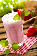 Erdbeershake auf karierter Serviette
