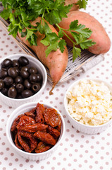 Süsskartoffeln, Oliven und getrocknete Tomaten