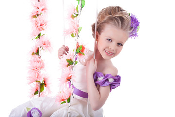 Obraz na płótnie Canvas Portret pięknej dziewczyny na huśtawce kwiatowym
