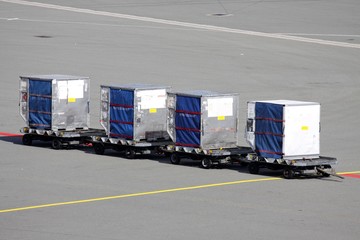 Luftfrachtcontainer auf dem Vorfeld eines Flughafens