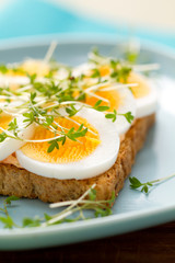 Gekochte Eierscheiben auf Toast mit Kresse