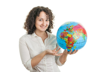 Junge Frau mit Globus