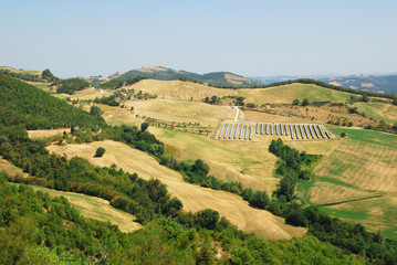 Fototapeta na wymiar Włochy, elektrownia na wzgórzach w pobliżu Modigliana Apeninów, Romania