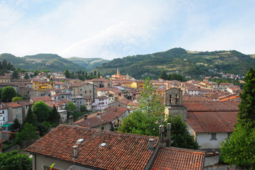 Fototapeta na wymiar Włochy, Modigliana wieś z lotu ptaka
