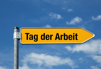 Pfeil mit blauem Himmel TAG DER ARBEIT