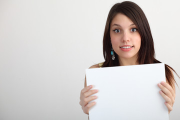 Giovane ragazza con cartello bianco