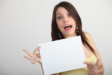 Fototapeta premium Giovane ragazza con cartello bianco
