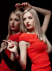 Zelfklevend Fotobehang Rood, wit, zwart mooie blonde vrouw