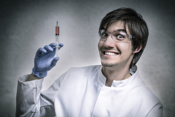 Verrückter Wissenschaftler hält Spritze mit roter Flüssigkeit!