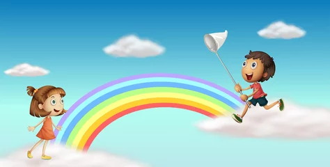  Gelukkige kinderen in de buurt van de kleurrijke regenboog © GraphicsRF
