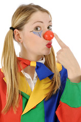 Junge Frau in Clown-Kostüm albern