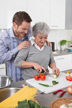 Mutter und Sohn kochen gemeinsam