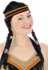 Junge Frau im Indianerkostüm