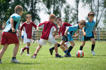 Fototapety  dzieci grające w piłkę nożną na zewnątrz