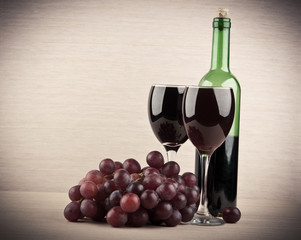 Obraz premium red wine into glasses