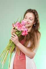 Obraz na płótnie Canvas Девушка с тюльпанами