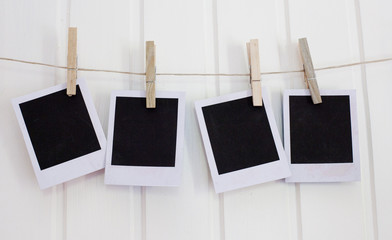 photos polaroides accrochées a un fil a linge