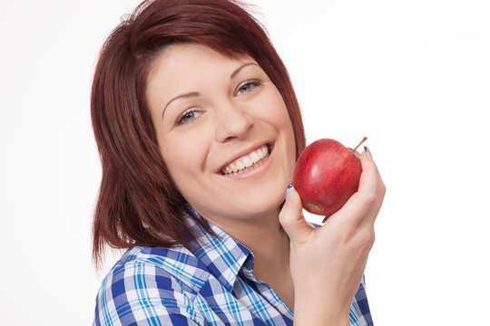 Gl&uuml;ckliche Junge Frau mit rotem Apfel im Studio