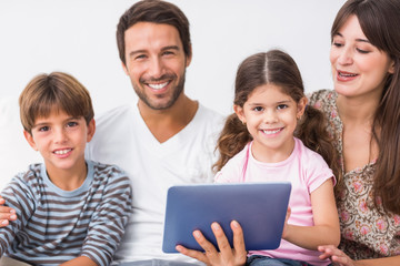 Fototapeta na wymiar Szczęśliwa rodzina z tablet pc